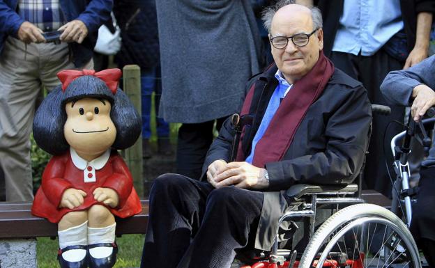 Depositan flores en la estatua de Mafalda de Oviedo en recuerdo a Quino