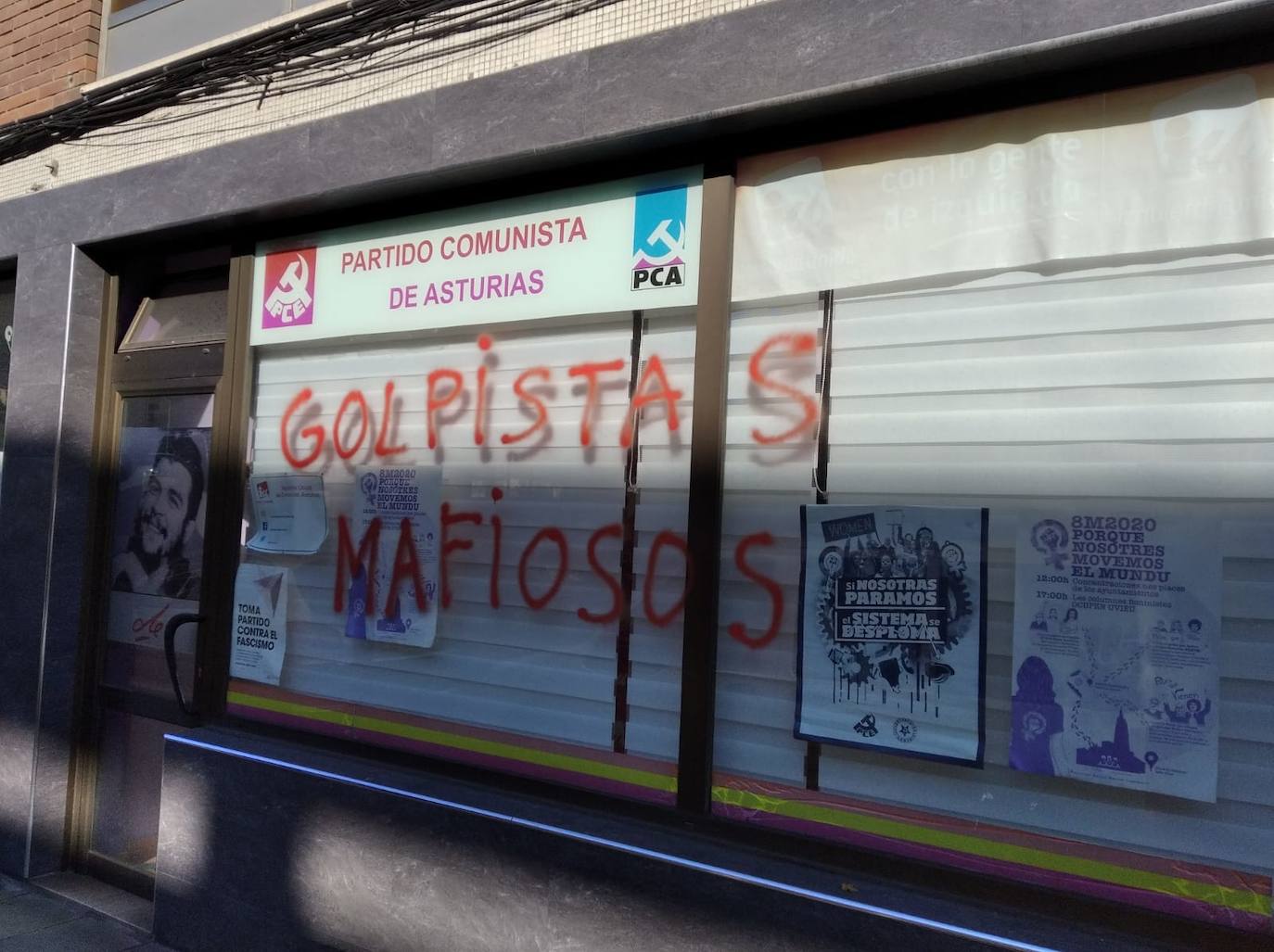 Pintadas de 'golpistas' y 'mafiosos' en la sede de IU y PCE Corvera