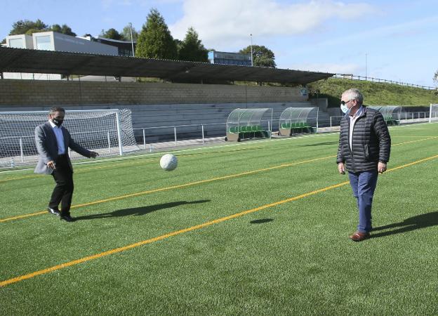 Nava estrena un nuevo campo de fútbol de hierba sintética