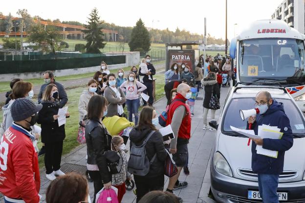 Los vecinos de Nuevo Roces urgen soluciones para el transporte escolar