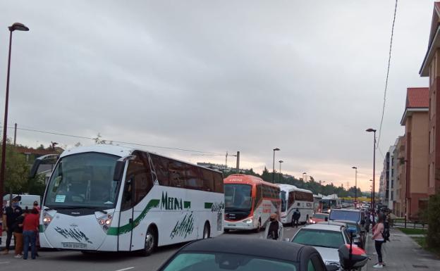 El Ayuntamiento aumentará las paradas para el transporte escolar en Nuevo Roces