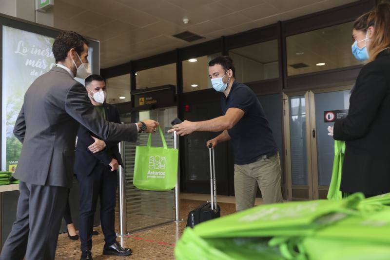 Casi cien pasajeros estrenan el primer vuelo de Binter entre Gran Canaria y Asturias