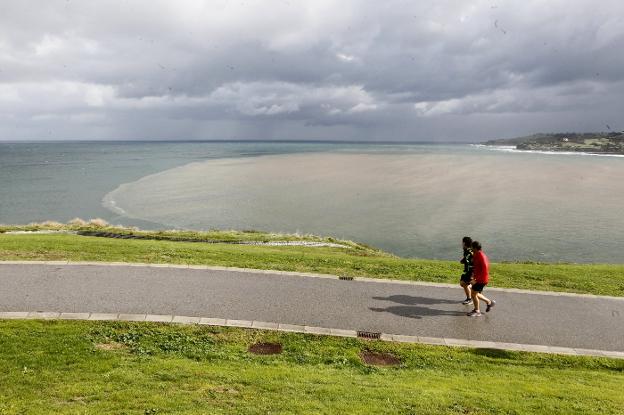 Gran mancha en la bahía de San Lorenzo