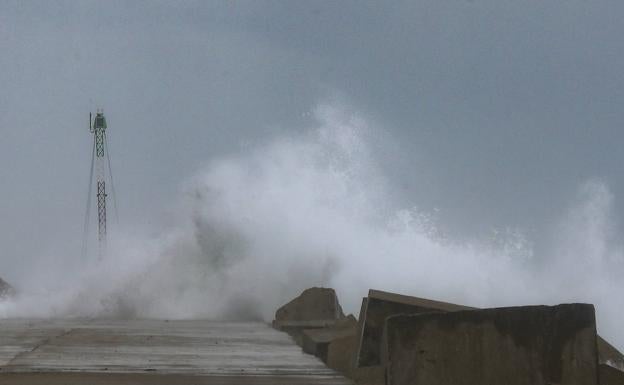 Tiempo en Asturias | El azote de 'Álex' amaina en Asturias, aunque continúa la alerta por oleaje