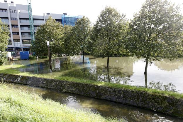 Tiempo en Asturias | 'Álex' deja los ríos al límite y el aeropuerto con goteras