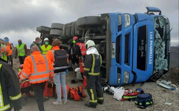 Herido al volcar el camión que conducía en Tineo