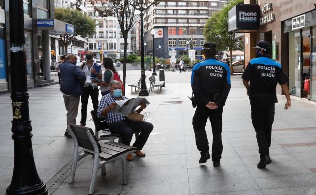 Coronavirus en Asturias | Los gijoneses, entre «la sorpresa y la preocupación» ante la alerta naranja