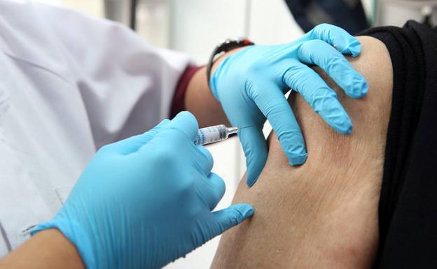 Salud vacunará de la gripe en cinco polideportivos de Gijón