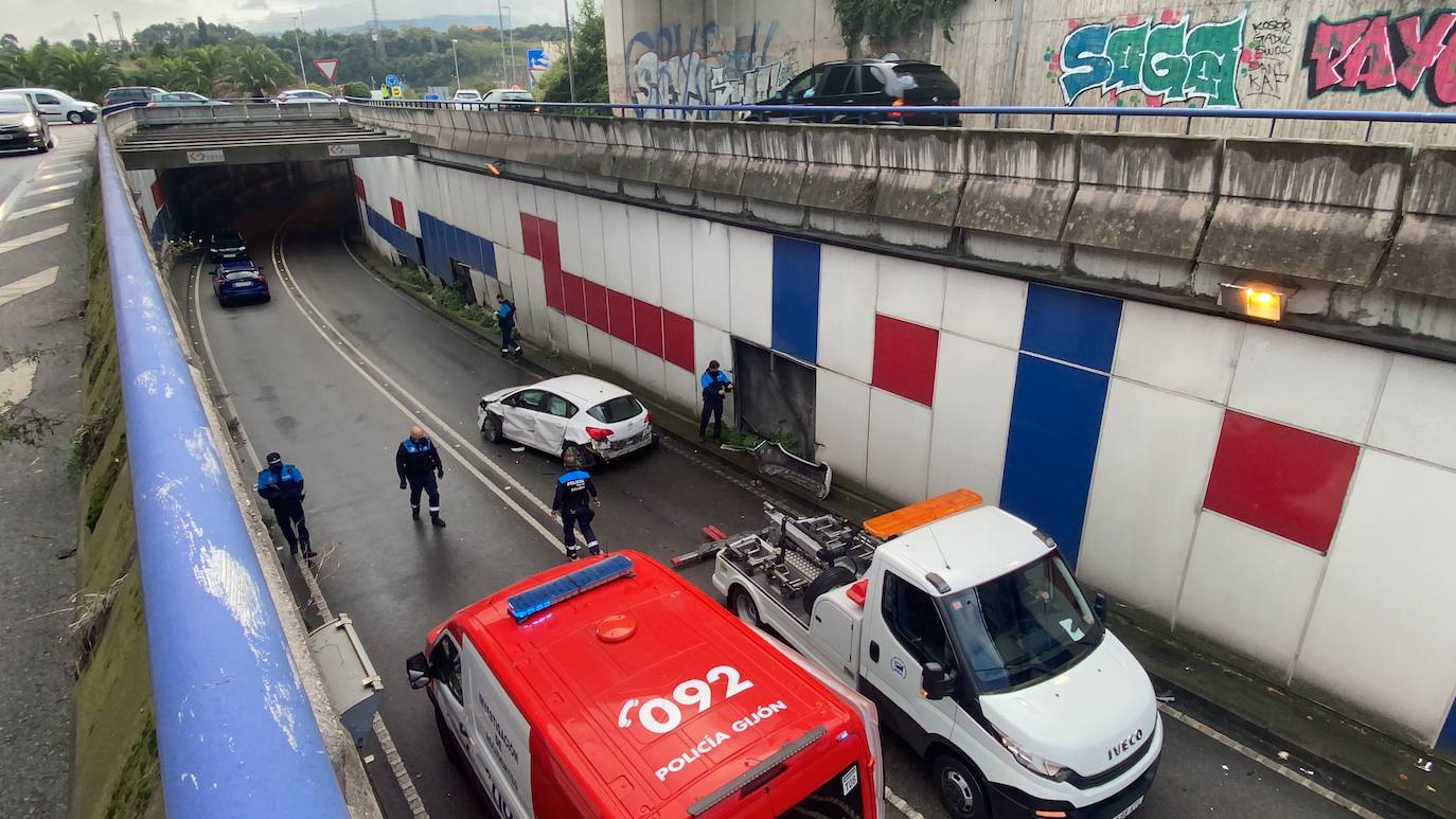 Un accidente corta el acceso por la avenida de El Llano de Gijón y causa retenciones