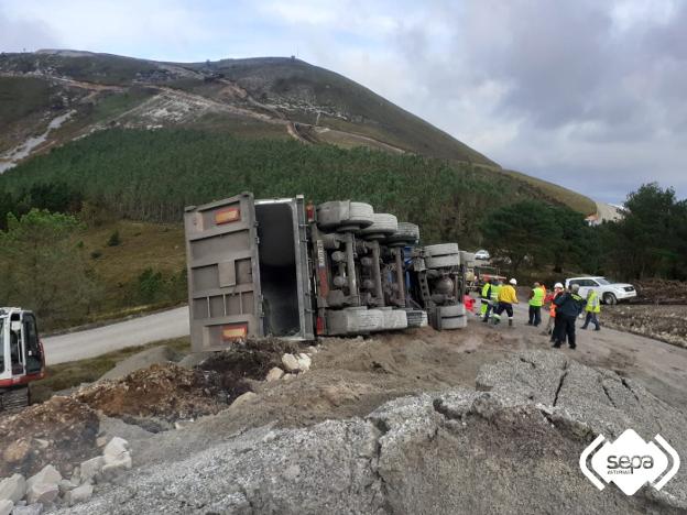 Herido un hombre de 45 años tras volcar el camión que conducía en Escardén, en Tineo