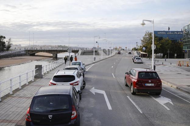 Abrir Doctor Fleming al tráfico en doble sentido exige eliminar más de 20 plazas de aparcamiento