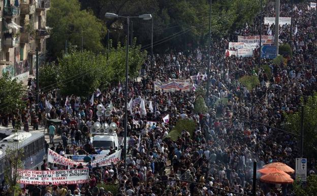 Miles de personas toman las calles de Atenas el día que se condena a la cúpula de Amanecer Dorado por «organización criminal»