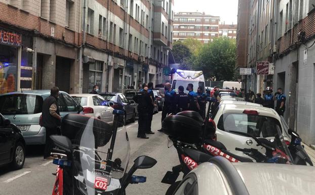 Amplio despliegue policial para reducir a un hombre en una vivienda de Gijón