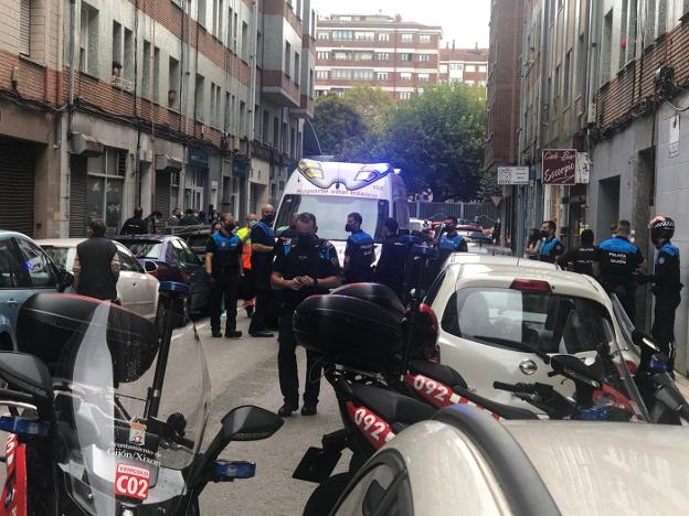 Gran despliegue para reducir a un hombre encerrado con un mazo en una habitación