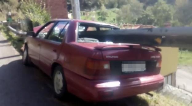 El conductor que ensartó su coche con un quitamiedos en Turón dio positivo en alcohol
