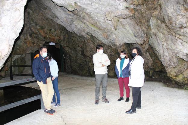 Cultura reparará este año las «deficiencias» de la entrada a la cueva de Tito Bustillo