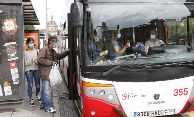 La reducción de los traslados por ocio hace que EMTUSA solo recupere dos tercios de sus usuarios