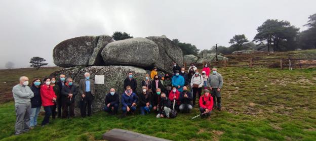 El Penedo Aballón luce los versos de Benjamín López