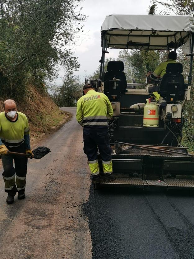 Riosa inicia el asfaltado de la carretera de L'Angliru para el final de etapa de la Vuelta