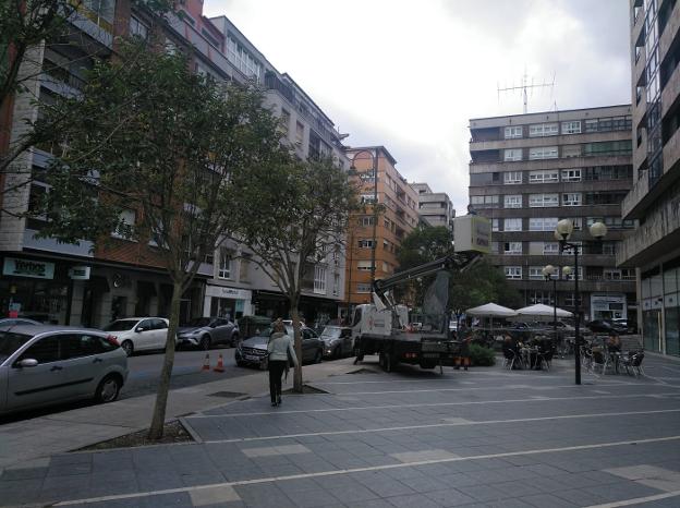 Comienza la instalación de las luces de Navidad en Avilés