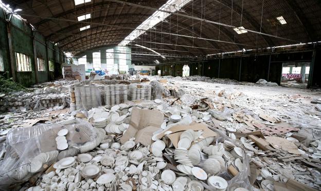 La ruina de la fábrica de loza se agrava y «es un peligro para los jóvenes que la okupan»
