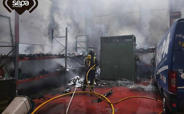 Los bomberos sofocan un incendio de una nave del polígono de Prestín, en Parres