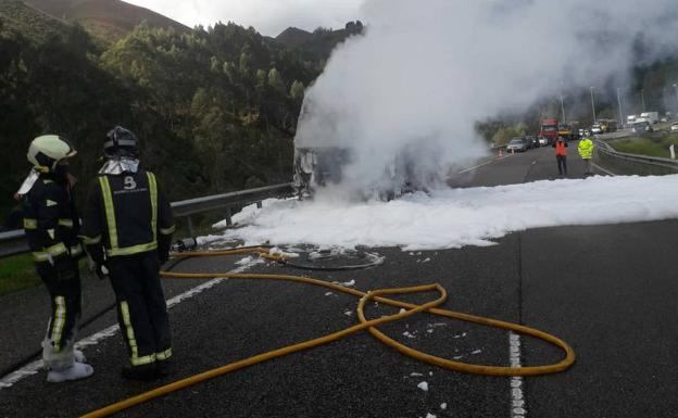 Restablecido el tráfico en la A-8 tras el incendio de un camión en Ribadesella