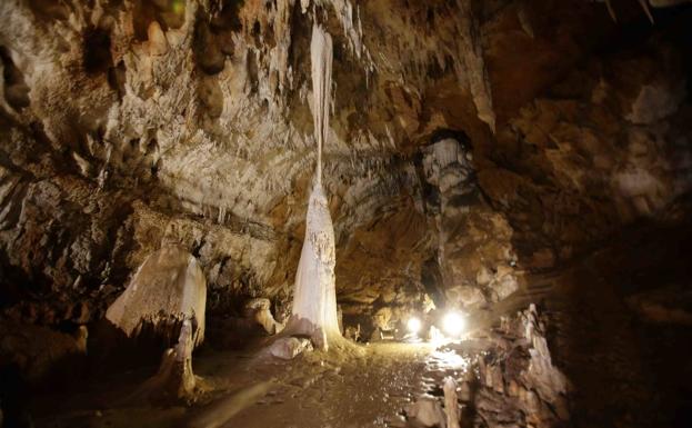 La crecida del río San Miguel obliga a cerrar la cueva de Tito Bustillo