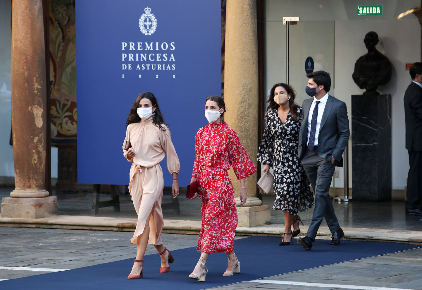 Una alfombra azul marcada por la pandemia