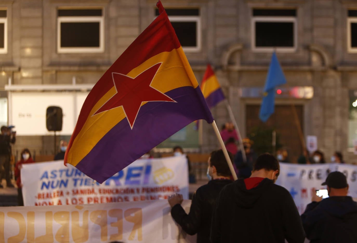 Banderas republicanas y gritos contra los Reyes