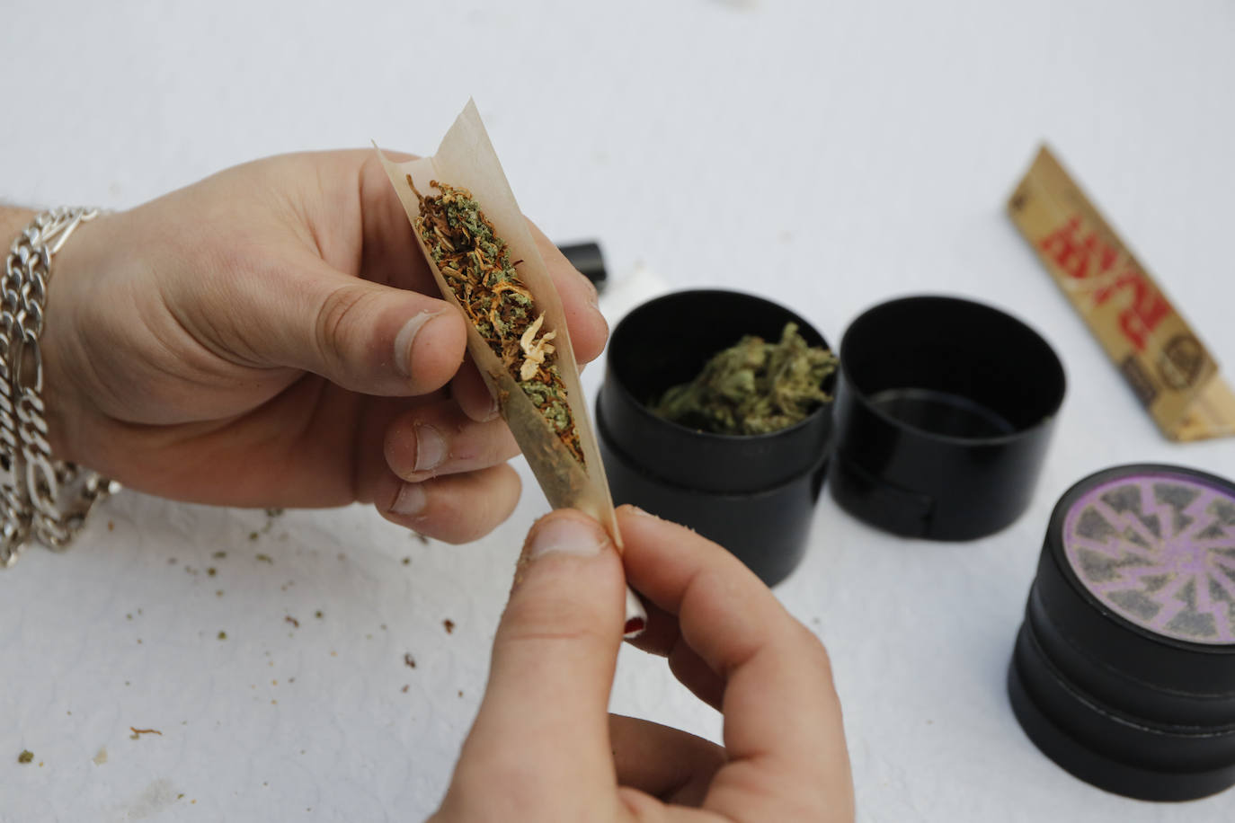 Se enfrenta a cuatro años y medio de cárcel al incautarle 37,5 kilos de hachís que vendía en su tienda de Llanera