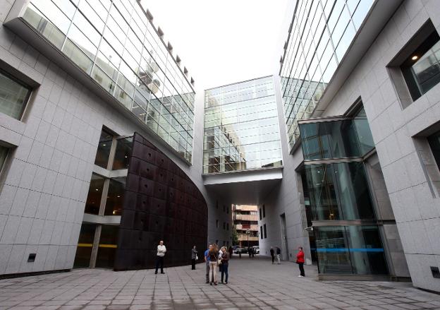 El Principado apoya la reunificación de los juzgados en el viejo HUCA