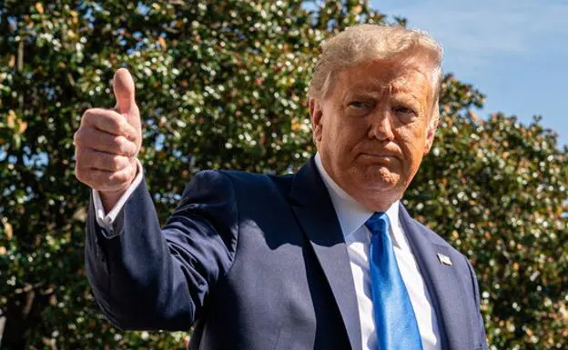 Donald Trump hace un gesto de satisfacción antes de viajar a Florida./efe