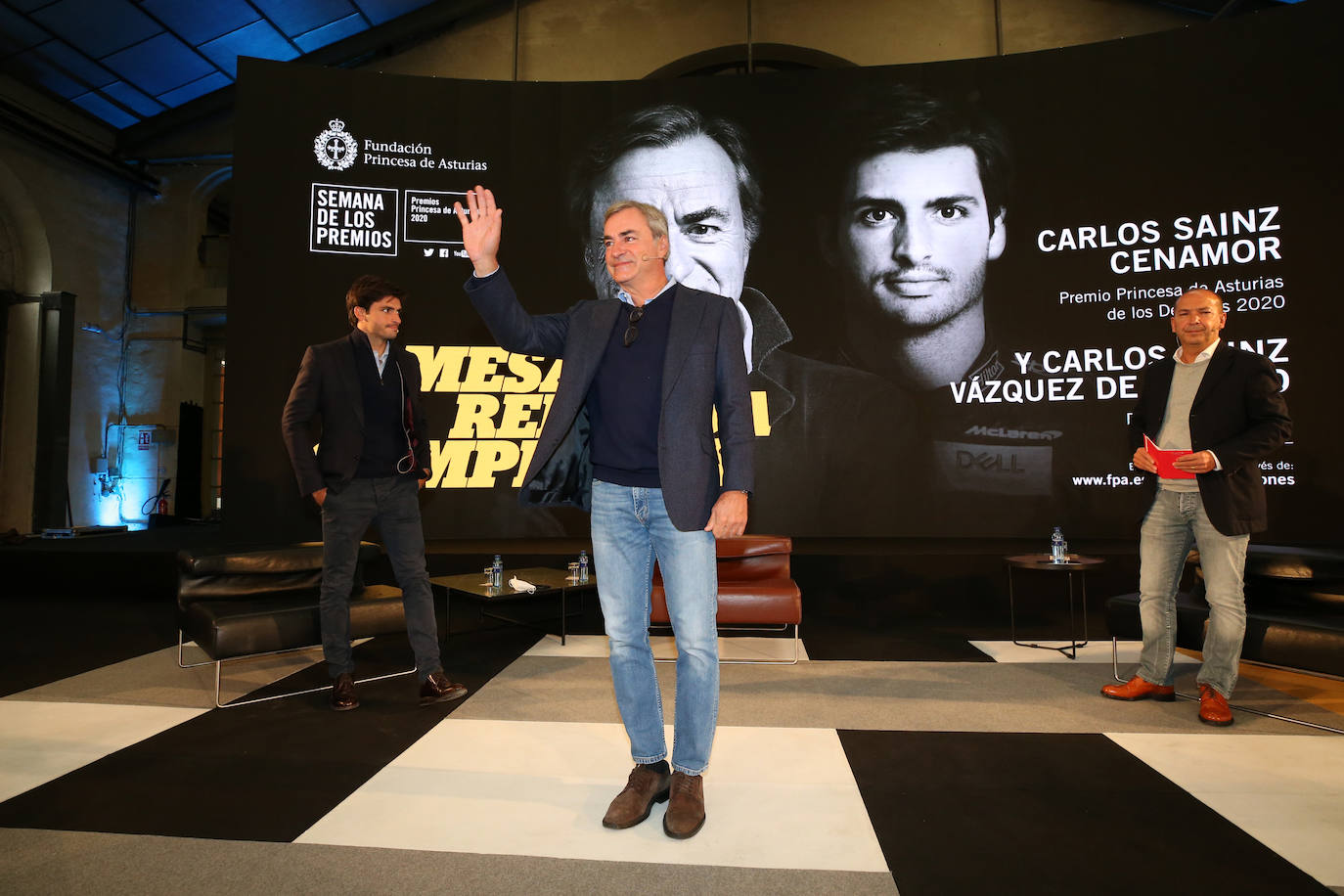 Carlos Sainz y su hijo, en la Mesa de Campeones de los Premios Princesa de Asturias