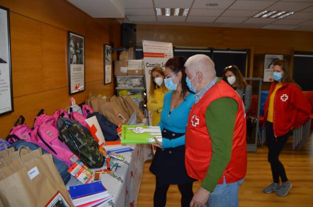 Cruz Roja reparte 31 lotes de material escolar