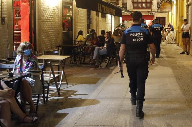 Coronavirus en Asturias | La Policía de Gijón endurece el control de la distancia entre mesas y aplica multas de 300 euros