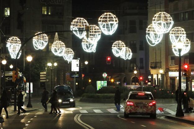 «Este año las luces de Navidad tienen que llegar a los barrios», reclama la oposición