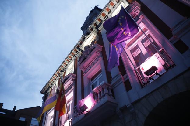 Luces rosas, globos y lazos en una jornada solidaria deslucida por la pandemia