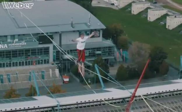 El funambulista Jens Decke rompe el récord de 'slackline' a 73 metros de altura
