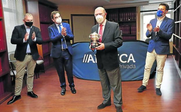 Castiello recoge el premio a su excelente golf