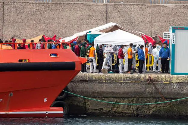Bauluz: «Interior intenta ocultar la llegada de inmigrantes a Canarias»