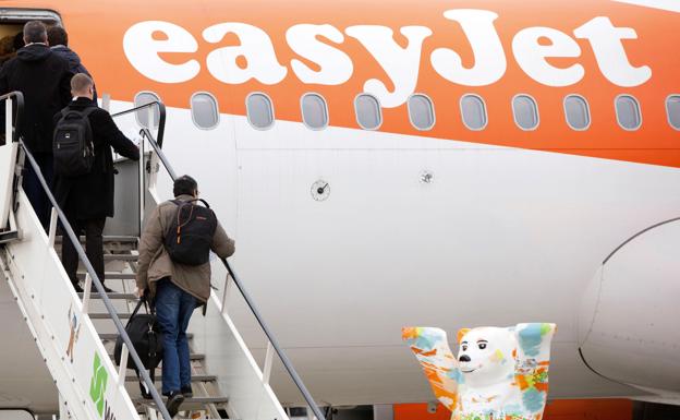 Se niega a ponerse la mascarilla en un avión y tose intencionadamente sobre los pasajeros