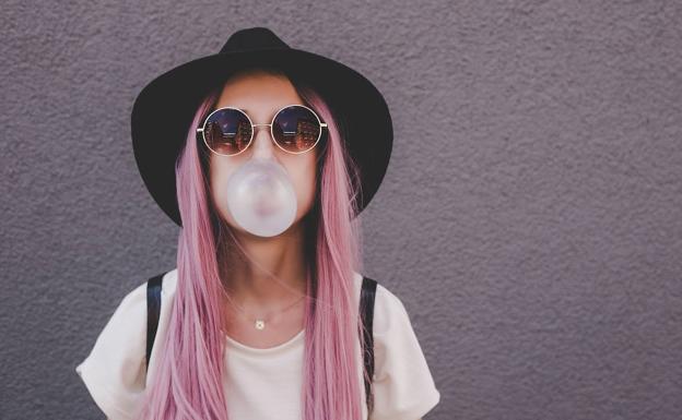 La carga bacteriana de los chicles permanece semanas después de tirarlos al suelo