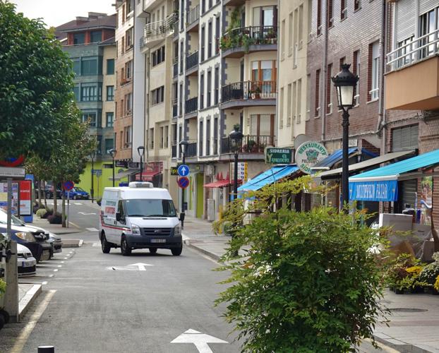 Parres elaborará un plan de movilidad para «rediseñar» el casco urbano de Arriondas