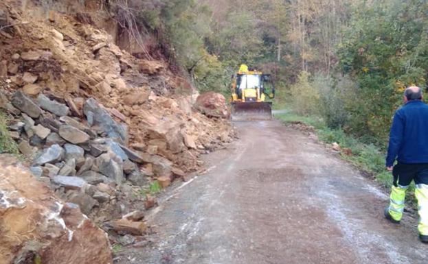 Retirado un argayo en el vial de Arbolente