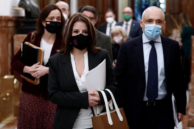 Adriana Lastra luce mascarilla feminista