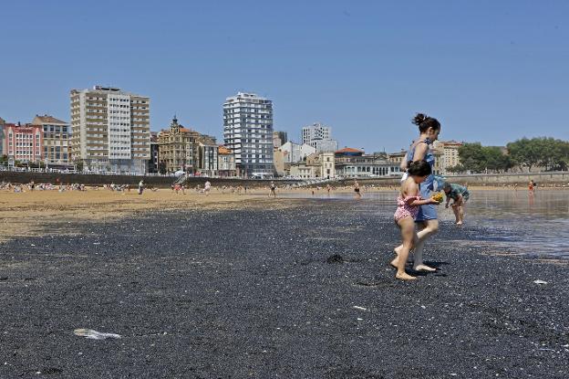 Las Manchas De Carbon Que Llegan A La Playa Tienen Origen En La Actividad Industrial Y La Del Puerto El Comercio