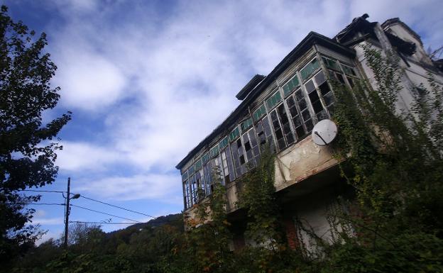 Los chalés de Trubia, heridos de muerte
