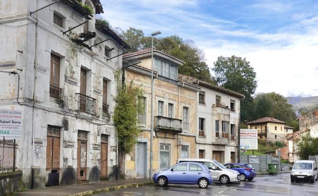 Parres ubicará instalaciones públicas en El Castañéu para impulsar su rehabilitación