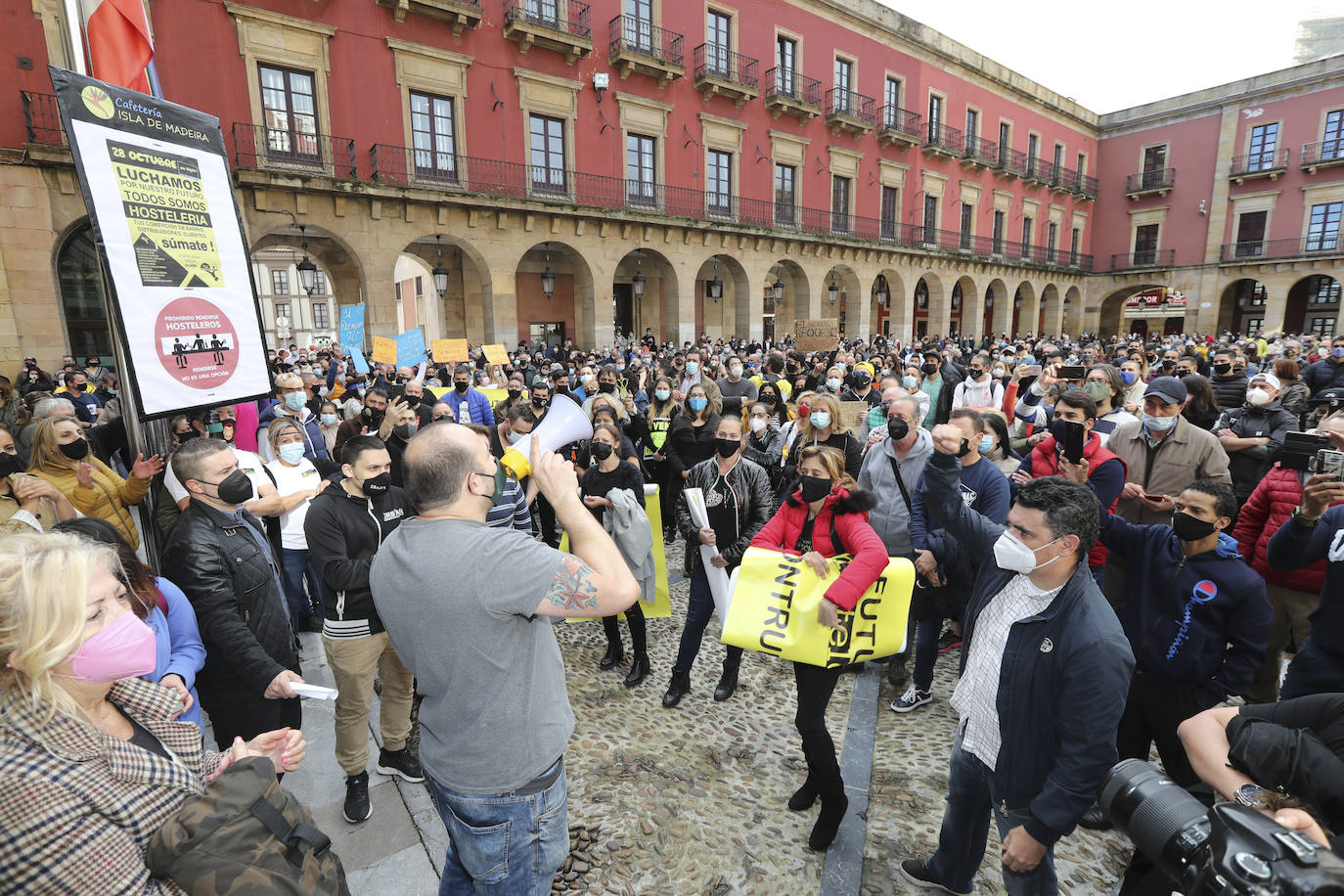 La hostelería de Gijón sale a la calle «para defender nuestro futuro»